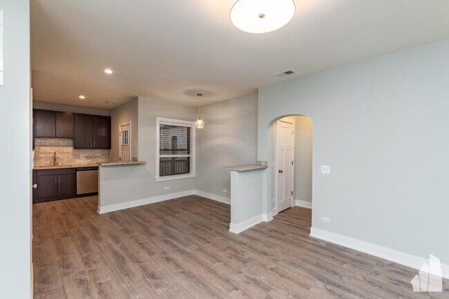 Building Photo - 2 bedroom in Evanston IL 60202