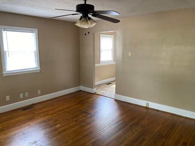 Building Photo - 2 Bedroom Available for Rent