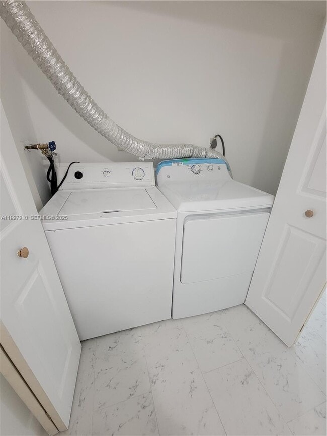 Foto del edificio - 8290 Lake Dr