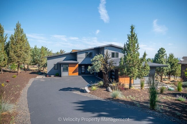 Building Photo - Stunning Home in Eagle Crest Resort Commun...