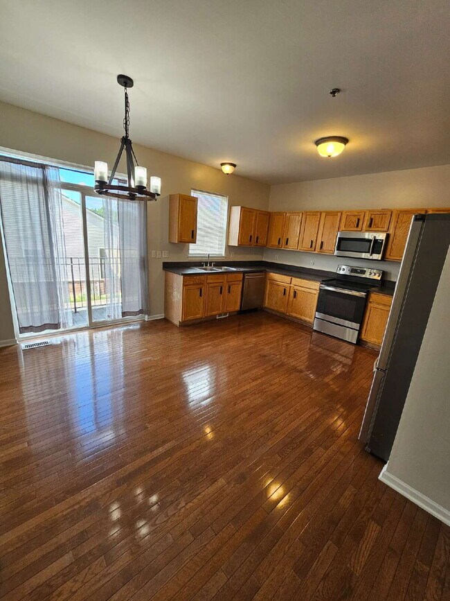 Foto del edificio - 3-Level Condo in Prime Sterling Heights Location. 2 Bed, 2 Full Bath, 2 Half Baths | 2-Car Garage...