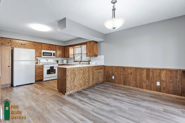 Foto del edificio - 4 Bedroom Home in Brooklyn Center
