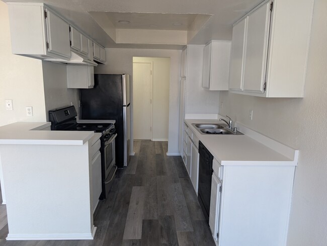 Building Photo - 5166 Dunbar Dr