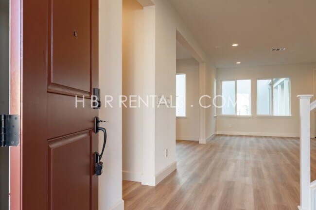 Foto del edificio - Spacious 4-Bedroom with 3 Full Baths in Tracy – Your Next Rental Home Awaits!