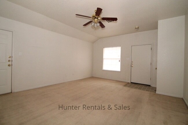 Building Photo - Spacious Duplex!