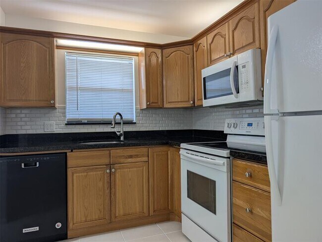 Foto del edificio - 21915 Lake Forest Cir
