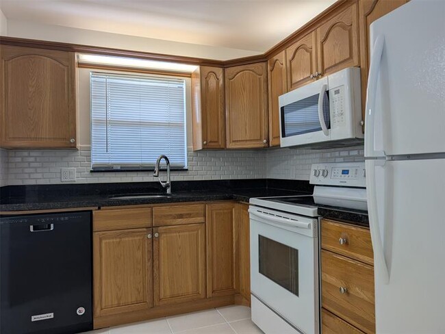 Building Photo - 21915 Lake Forest Cir