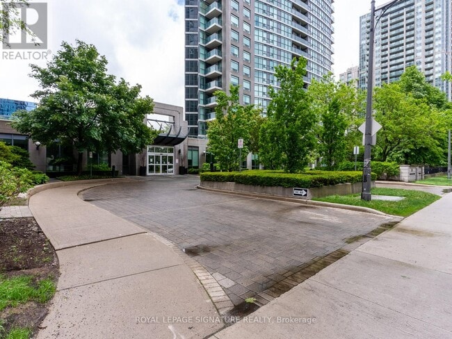 Photo du bâtiment - 28 Harrison Garden Blvd