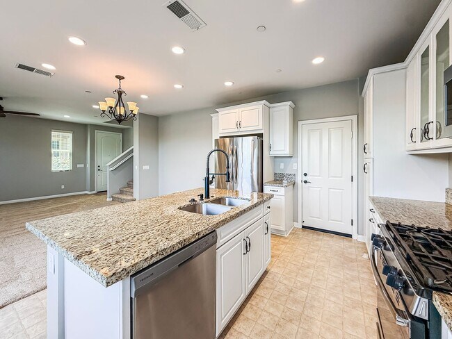 Building Photo - Spacious 4BR/3BA Home in Ocean View Hills