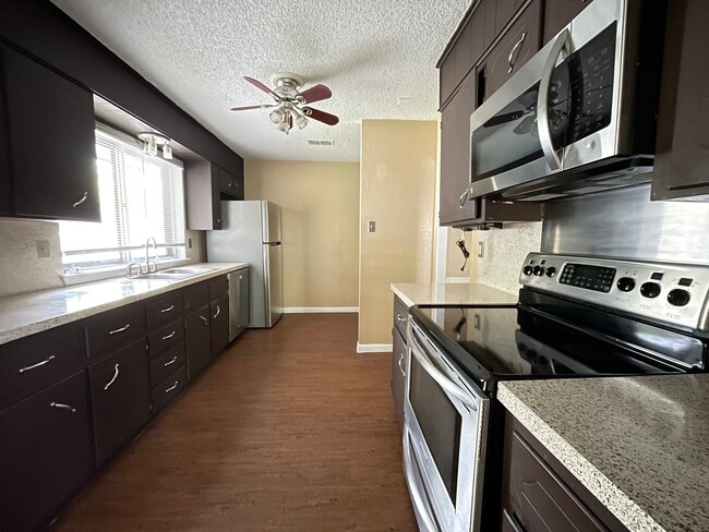 Building Photo - 1409 Farhills Dr