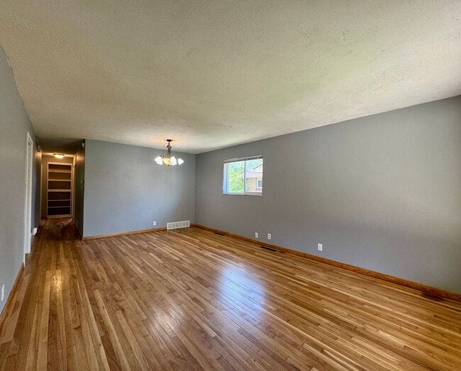 Building Photo - 3 Bedroom Home Walking distance to Sloan L...