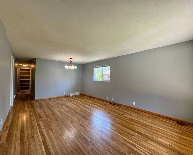 Foto del edificio - 3 Bedroom Home Walking distance to Sloan L...