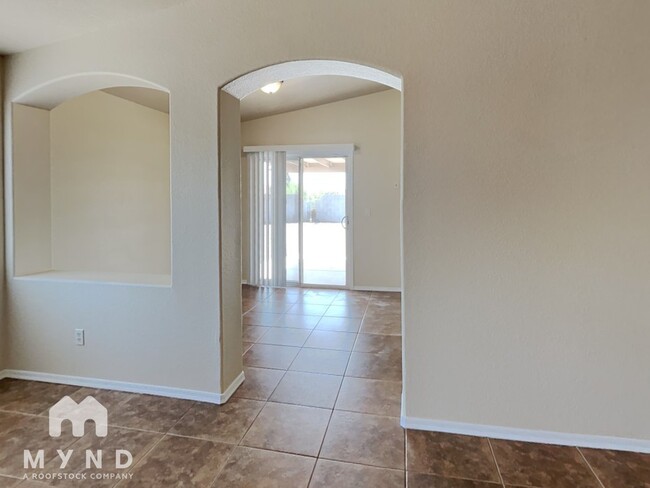 Foto del edificio - 8900 E Alderpoint Way