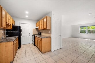Building Photo - 608 SW 16th Ave