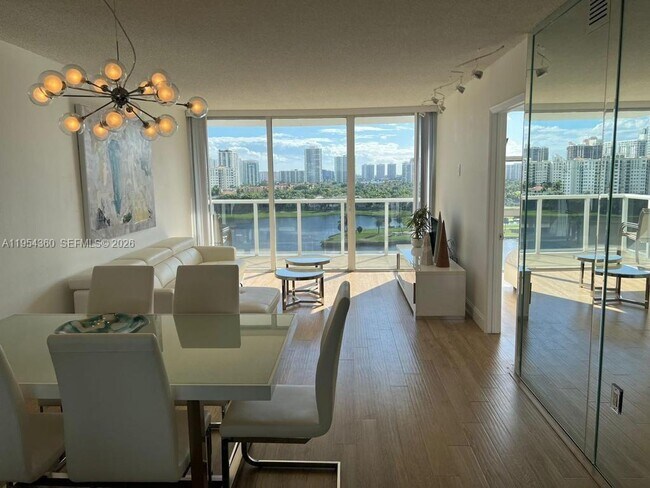 Foto del edificio - 3625 N Country Club Dr