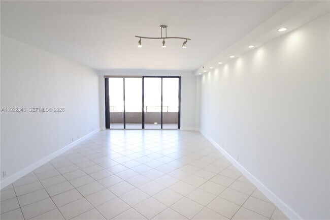 Foto del edificio - 151 Crandon Blvd