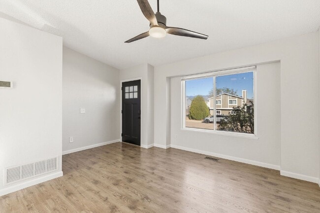 Foto del edificio - 926 Daffodil St