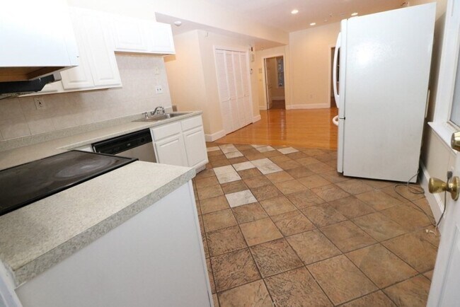 Building Photo - 14 Estella St