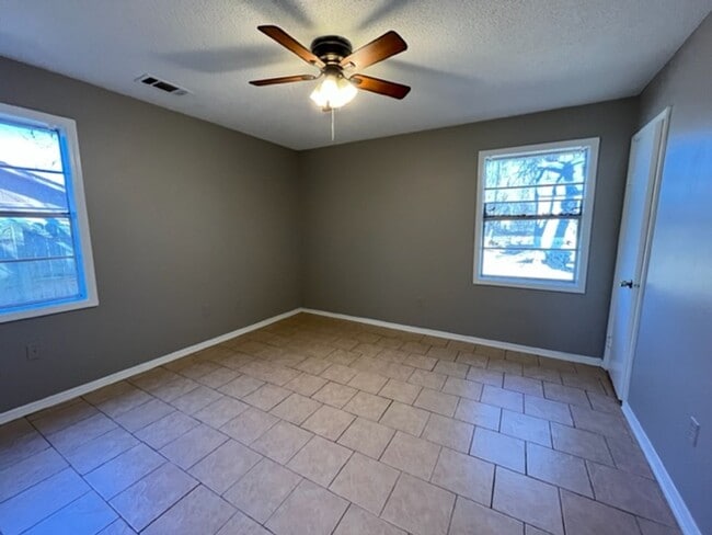 Building Photo - Renovated 4 Bedroom 1 Bath Home for Rent!