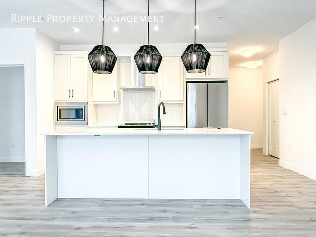 Photo du bâtiment - Modern 2 Beds, 2 Baths Apartment/Condo | N...