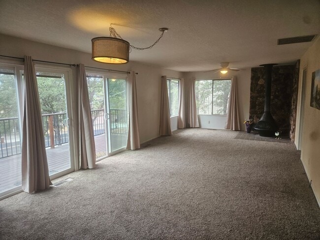 Building Photo - Cozy rental in Hidden Valley Lake