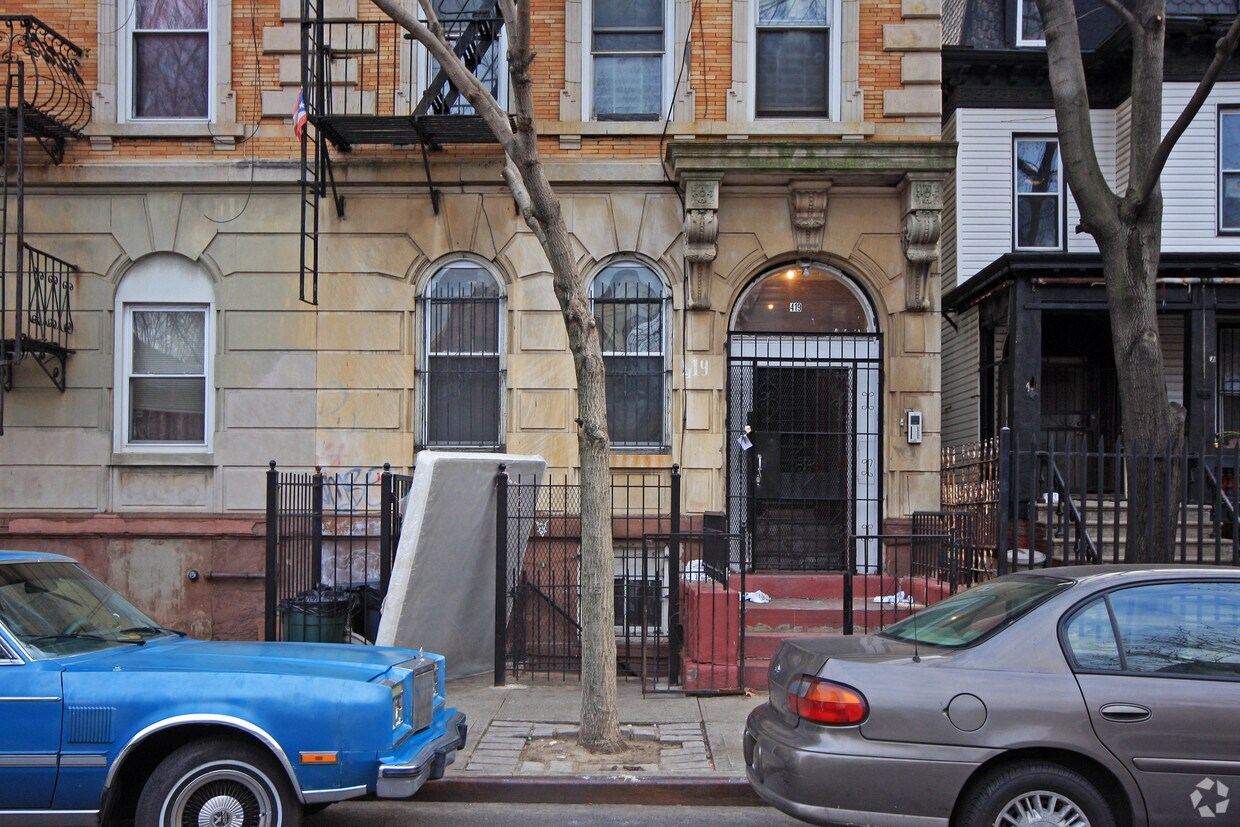 Building Photo - 80 Monroe St