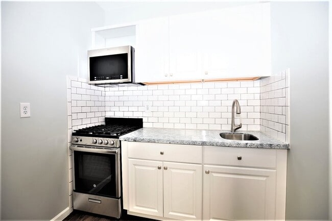 Building Photo - 104 11th St