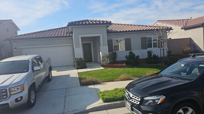 Foto del edificio - Modern 4 Bedroom Home in City in the Hills