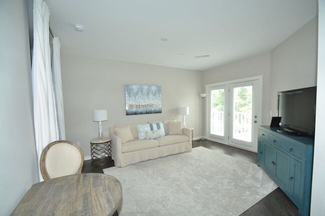 Building Photo - Melrose Heights - Studio Apartment in Wedg...