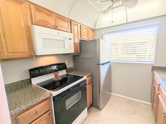 Building Photo - 708 S Tamiami Trail