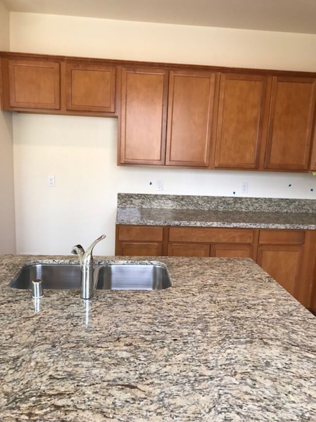 Foto del edificio - 3 bed 2 1/2 bath townhome in gated communi...