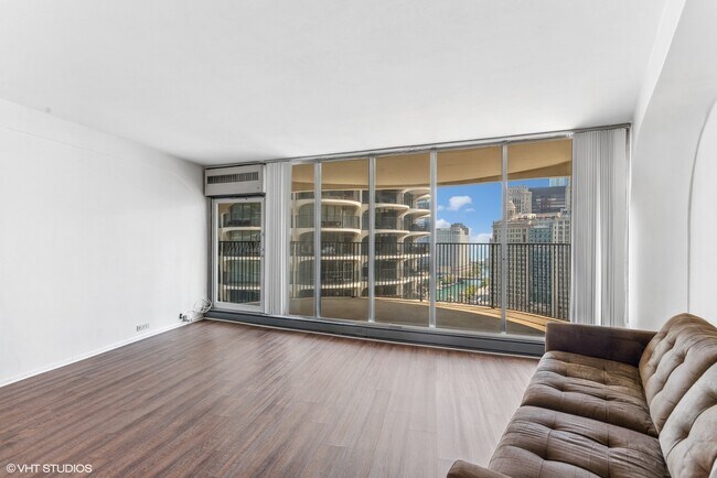 Foto del edificio - 300 N State St