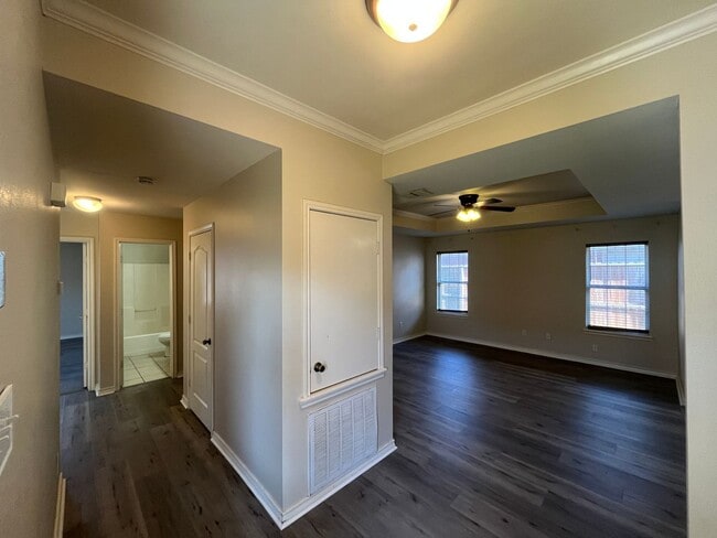 Foto del edificio - BRICK HOME QUICK COMMUTE TO CROSSTOWN SOUTH