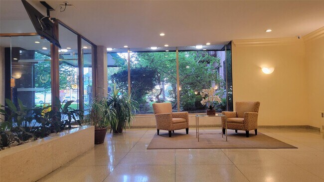 Foto del edificio - 100-25 Queens Blvd