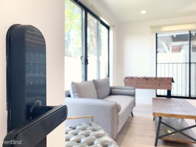 Foto del edificio - 4 br, 4 bath Apartment - 1476 W 37th Pl