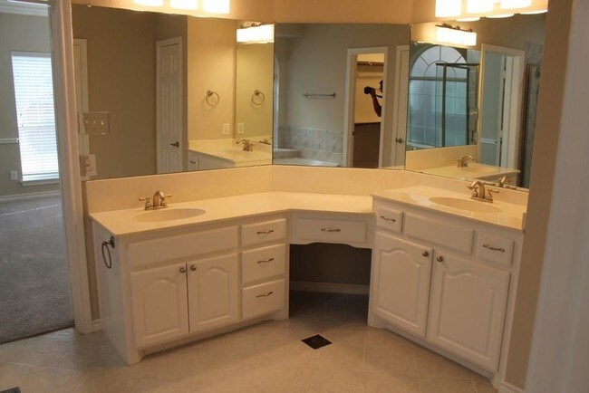 Foto del edificio - 15195 Shellwood Ln