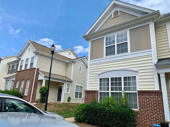 Foto del edificio - 2 Bed | 2.5 Bath End Unit Townhome in Rale...