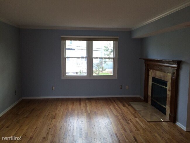 Building Photo - 86 Cosey Beach Ave