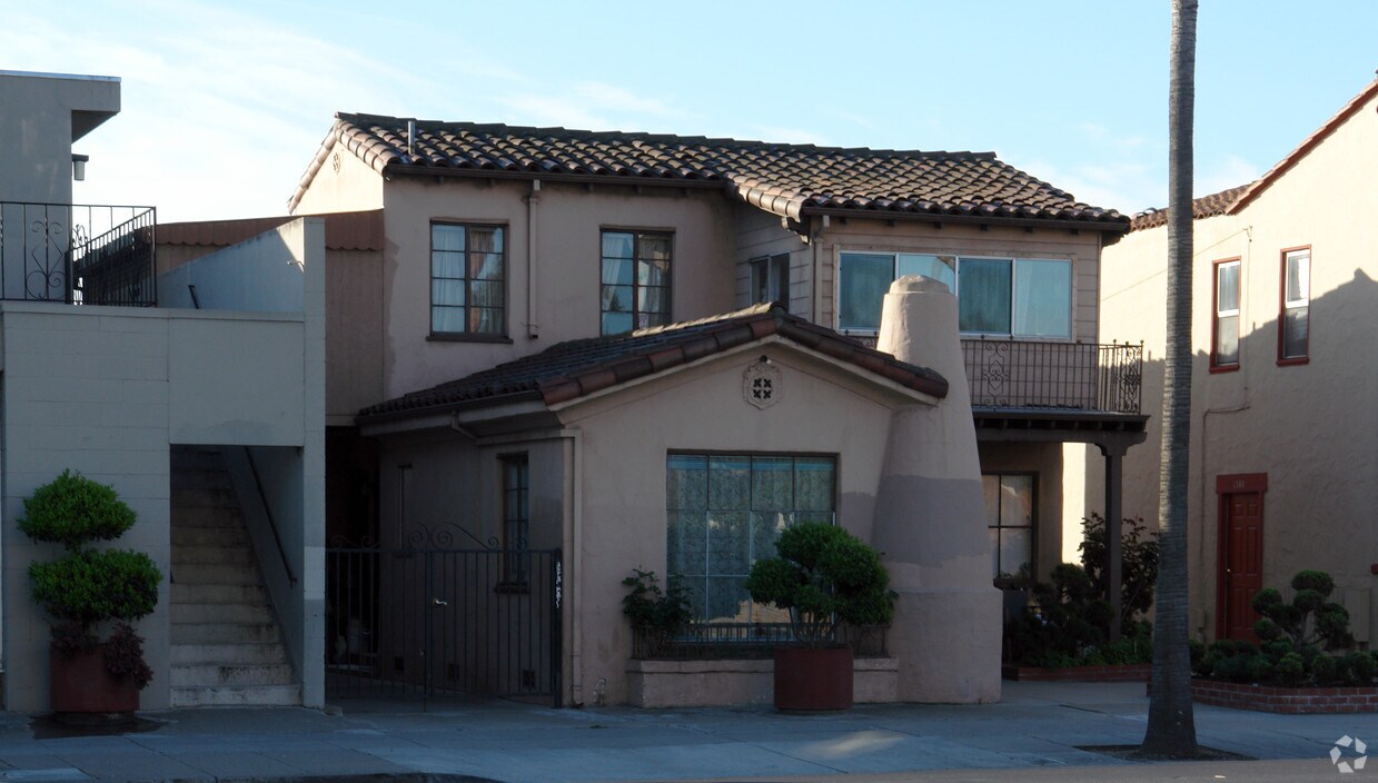 Building Photo - 1390 E Santa Clara St