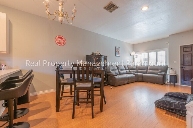 Foto del edificio - Stunning 2 Bedroom Townhouse in a Peaceful Neighborhood