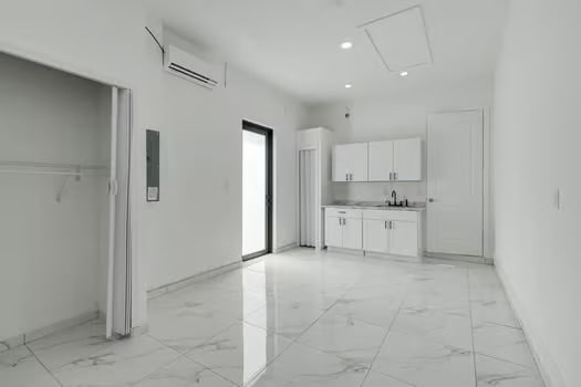 Foto principal - 653 Stanley Ave
