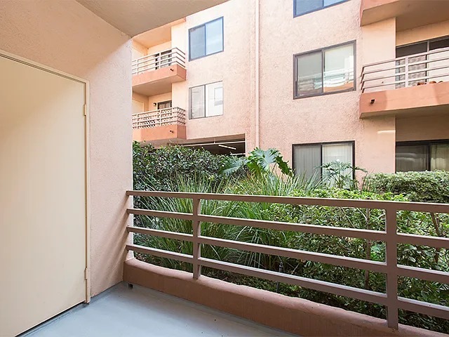 Foto del edificio - 6815 Remmet Ave