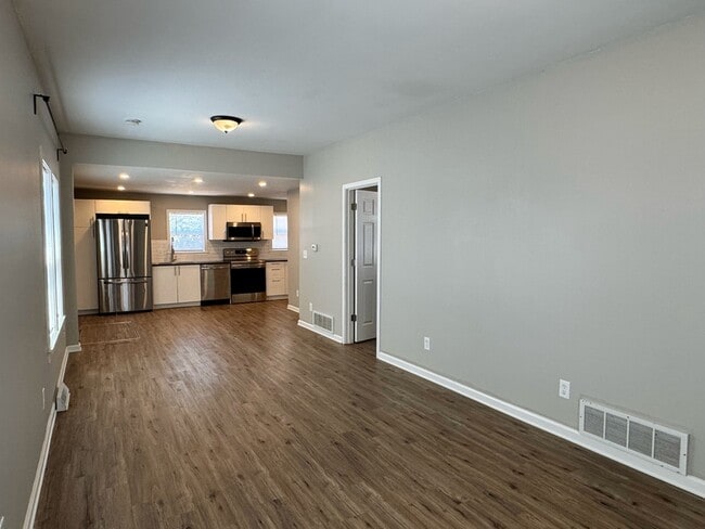 Building Photo - 609 E Elk Pl