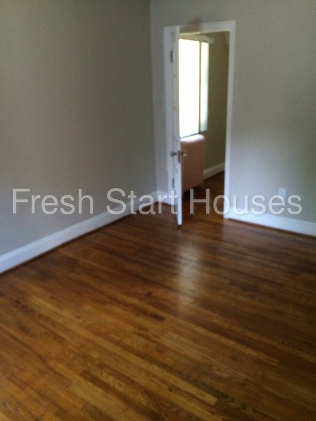 Building Photo - 114 Ferris Ave