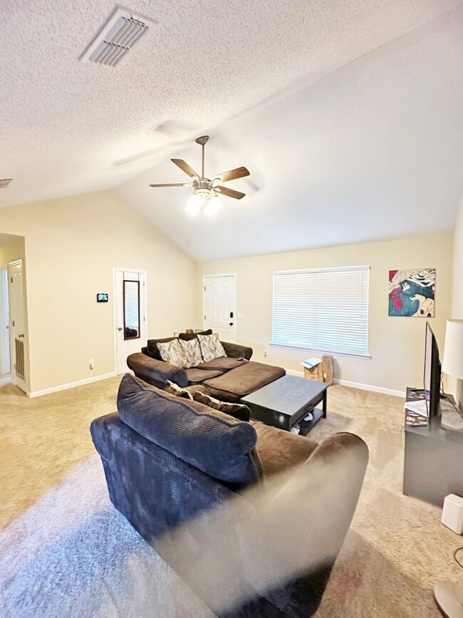 Building Photo - 1526 Woodcrest Cir