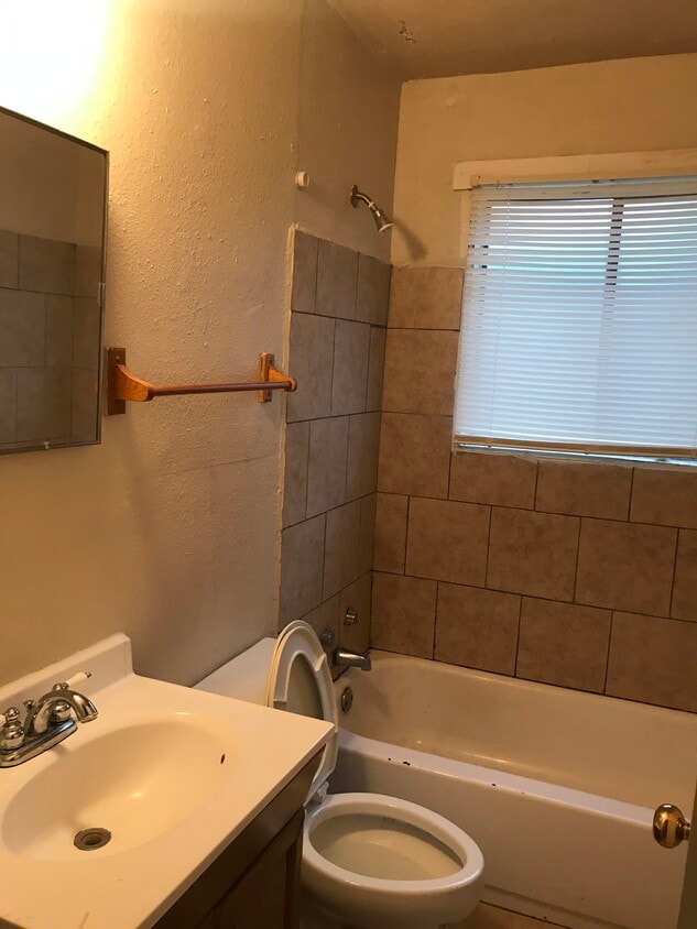 Cuarto de baño - 2818 S Grove St