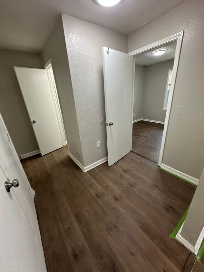 Foto del edificio - 4 bed 1 bath