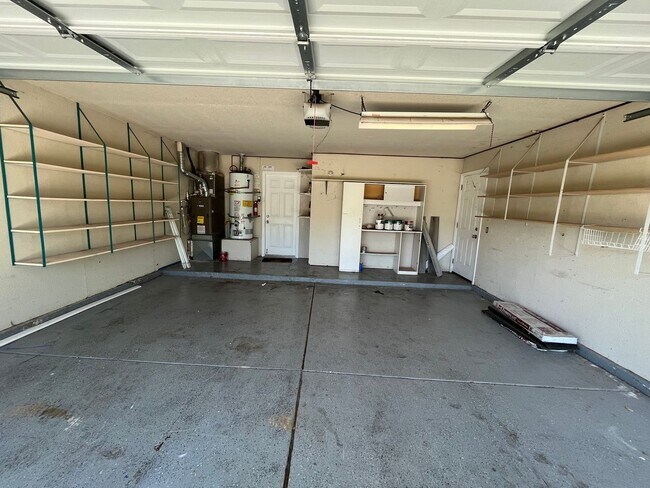 Foto del edificio - 3 Bed | 2 bath | 1620 SF | 2 Car Garage | Single Story | Tenant pays $175 for WS&G | Includes Gar...