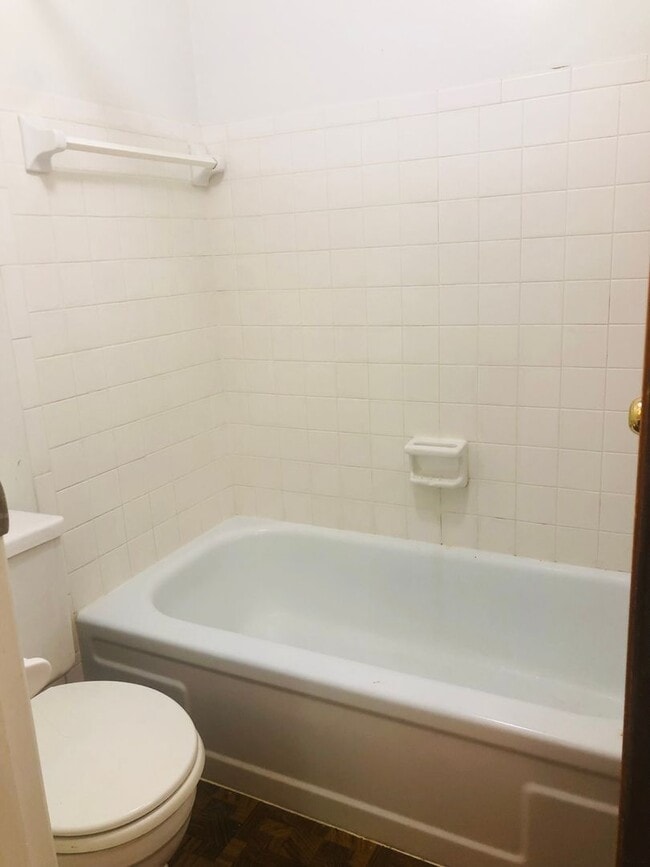 Building Photo - 2028 Summit St