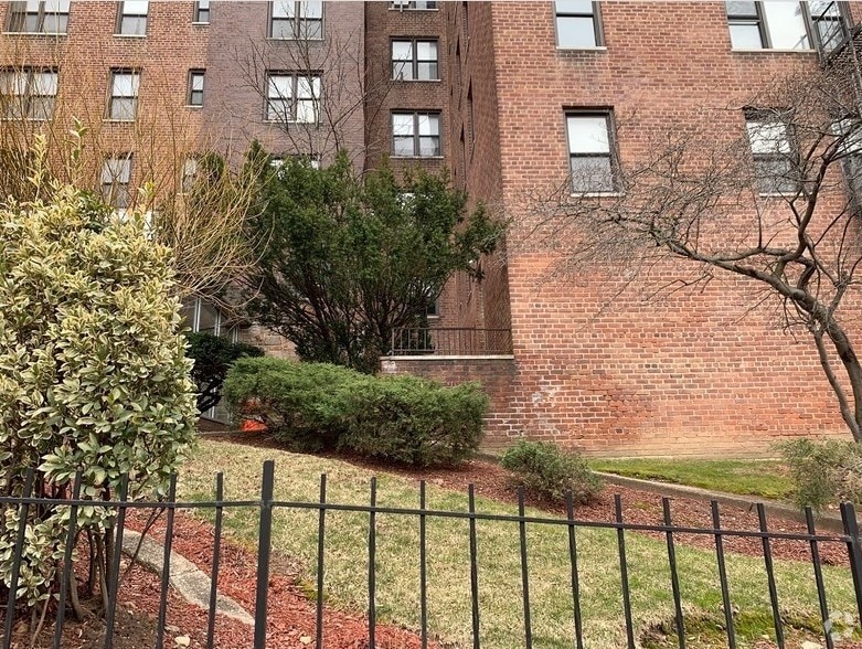 Building Photo - 270 N Broadway